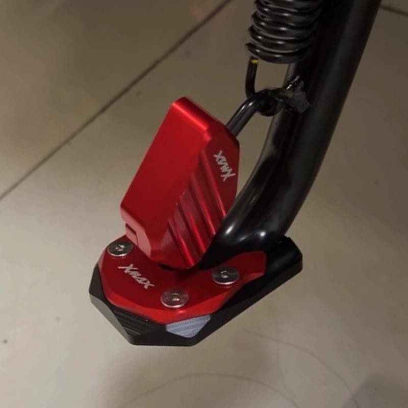 ★Xm xm xm★เหมาะสําหรับ ยามาฮ่า XMAX 300/250/125 ดัดแปลงขนาดใหญ่พิเศษด้านข้างสนับสนุนแผ่นเท้าด้านข้าง
