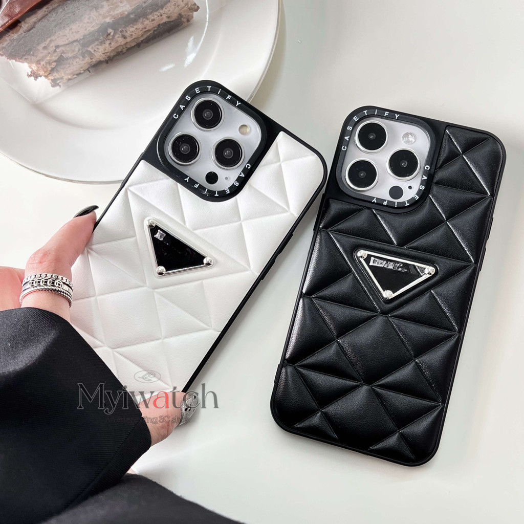 ซองหนังลายเพชรใหม่สําหรับ ไอโฟน iPhone 17 16 15 14 13 Pro Max มือโปร สูงสุด แฟชั่นการออกแบบโลโก้โลหะสามเหลี่ยมพร้อมเลนส์รูขนาดใหญ่ครอบคลุมเต็มรูปแบบและฝาครอบป้