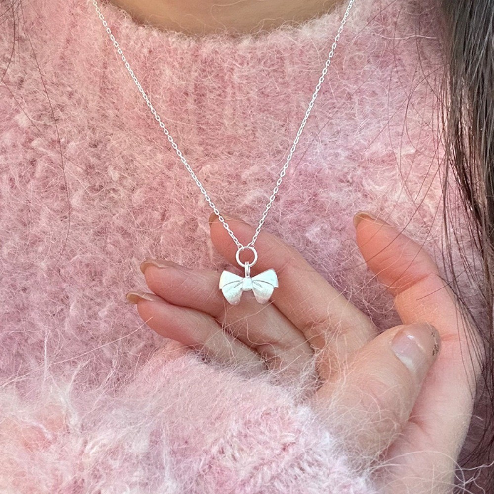 Retro Silver Matte Bow สร้อยคอน่ารักสำหรับสาวๆ Simple Clavicle Chain ของขวัญวันเกิดและ.party สไตล์เกาหลี ราคา ถูกที่สุด ดีลบีเคเค