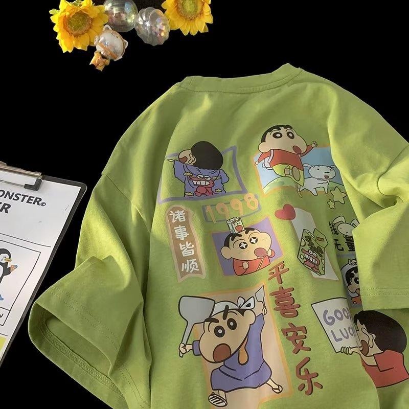 M-8XL ผู้ชายขนาดใหญ่เสื้อยืดเกาหลีหลวมแนวโน้มใหม่Vintage Crayon Xiaoxoin Blessings พิมพ์รอบคอผ้าฝ้ายนุ่มสบายชุดคู่อเนกประสงค์ - รูปที่ 7