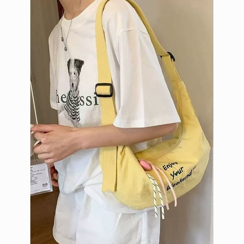 กระเป๋าผ้าแคนวาสไนลอนลําลองหญิงสไตล์ใหม่แฟชั่นอินเทรนด์เกาหลีกระเป๋าอาน All-Match Cross-Body Dumplin