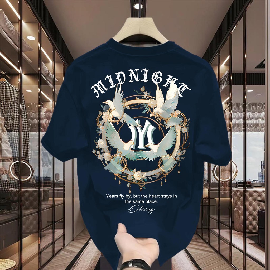 Y-T🕊️เสื้อยืดชาย คุณภาพสูง เสื้อยืดขาว สกรีนลาย สวมใส่สบาย ผ้าฝ้าย100% ลาย "MIDNIGHC IYI" ไม่ต้องรีดผ้า สไตล์ลำลอง