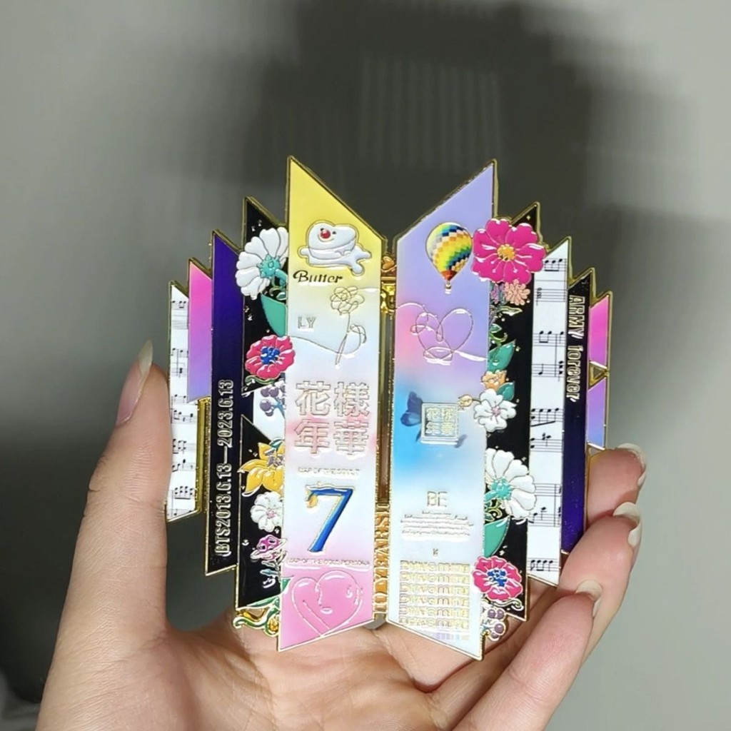 [Hongyun Home Living Hall] BTS BTS 10th Anniversary ป้ายโลหะอุปกรณ์ต่อพ่วงของที่ระลึกมูลค่าสูงของสะส