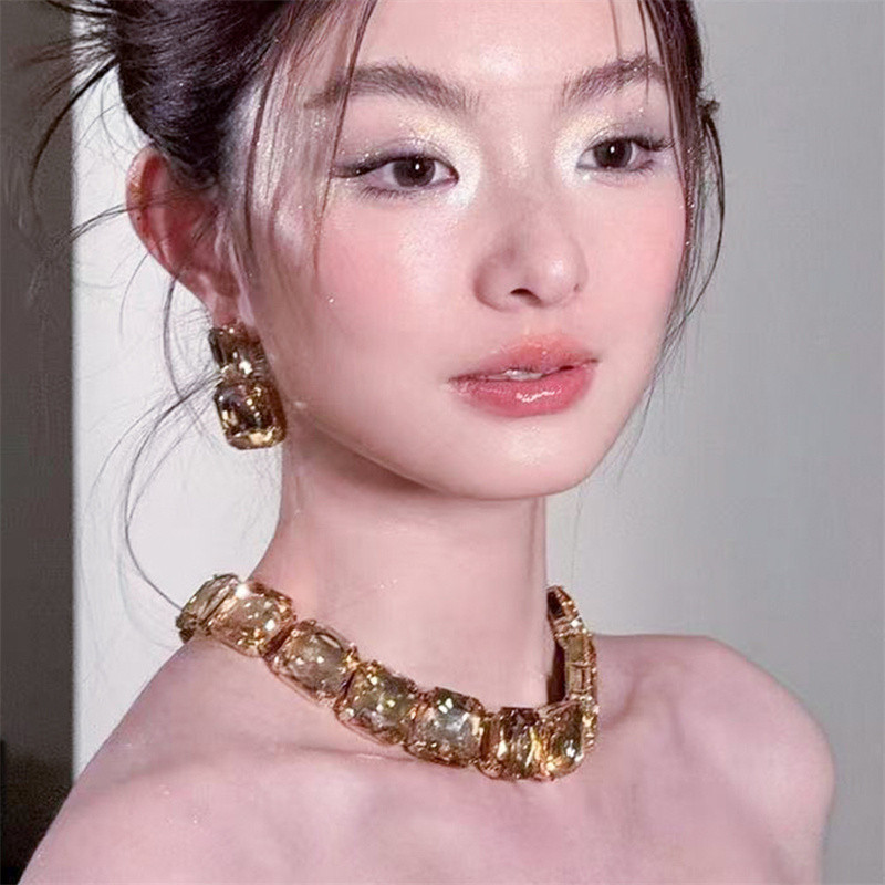 เครื่องประดับต่างหูและสร้อยคอกลมสี่เหลี่ยมหรูหรา ดีไซน์ทันสมัย