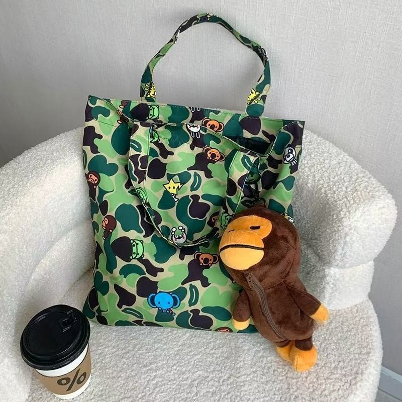 กระเป๋าโท้ตลายพรางสีเขียวคลาสสิกพร้อมตุ๊กตาการ์ตูนลิงน้อย