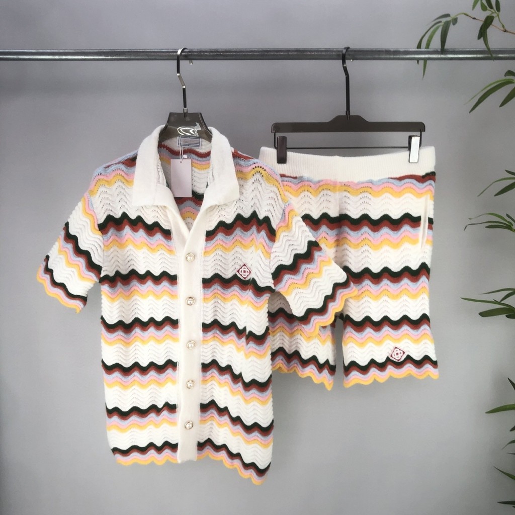 ชุดคาร์ดิแกนถัก Casabla**nca คอปกพับแขนสั้น + กางเกงขาสั้นปักลาย สำหรับผู้ชายและผู้หญิง