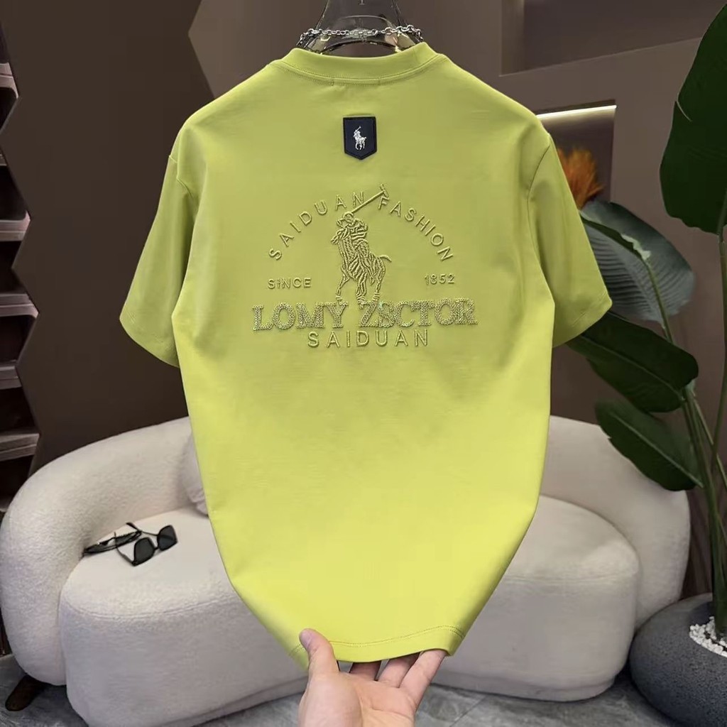 เสื้อยืดแขนสั้นผู้ชาย สไตล์หรูหราสำหรับฤดูร้อน 2025 ดีไซน์ครึ่งรอบคอด้านบนสำหรับลุคลำลอง