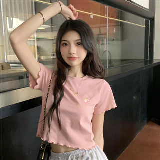 เสื้อครอปผู้หญิง คอกลมแขนสั้น เสื้อเบบี้ทรี ปักลายสตอเบอร์รี่ แต่งขอบหยัก สไตล์น่ารัก แมชท์ง่าย