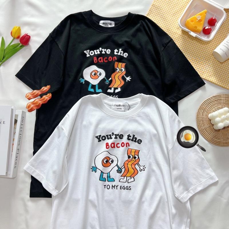 (จัดส่งตลอด24ชั่วโมง)เสื้อยืด oversize เสื้อยืดลายการ์ตูนเบคอนไข่ “You’re the Bacon to my Eggs” น่าร