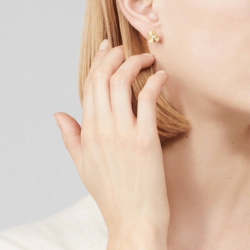 ต่างหู Van Cleef & Arpels Frivole Series 18K Gold Clover ดีไซน์หรูหรา สีทองสดใส
