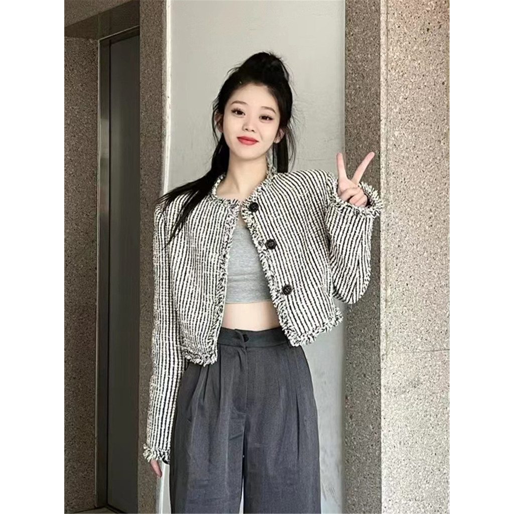 23AW เสื้อแจ็คเก็ตพู่ลายตารางหมากรุกสีดําสําหรับผู้หญิงเสื้อแจ็คเก็ตสั้น American vin tage ระดับไฮเอ
