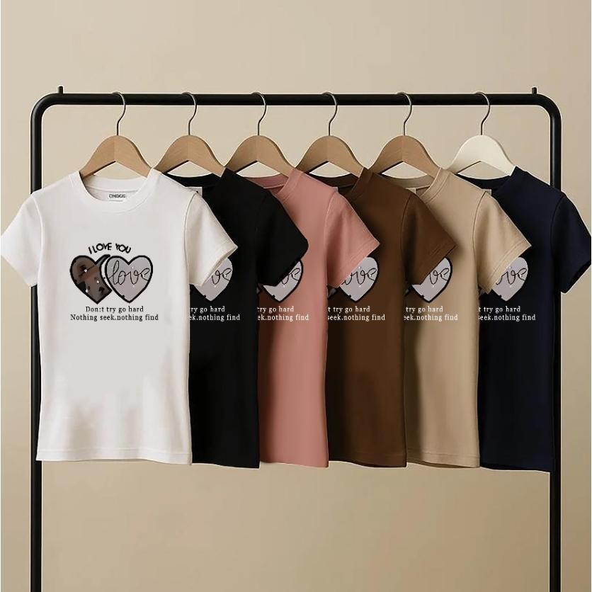 เสื้อยืดเข้ารูป เสื้อรัดรูป ทรง คอกลมแขนสั้น *สกรีนทรงสวย งานตามหา ผ้ายืดร่องคอตต้อน และบางตะกร้ามีเนื้อท็อฟดาย – โปรปัง