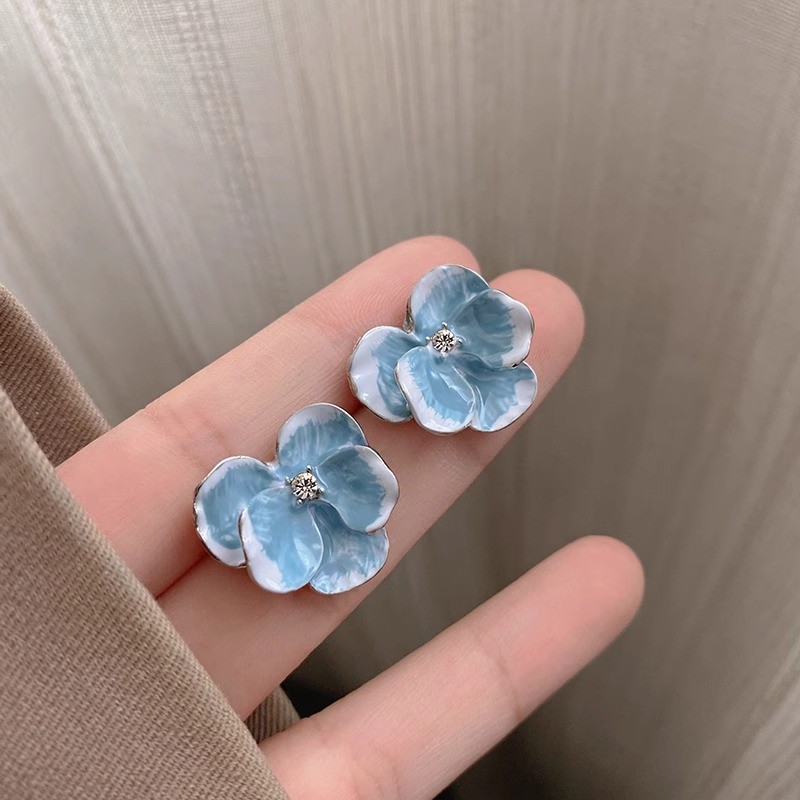 ต่างหูดอกไม้ไอริสสีฟ้าป่าสำหรับผู้หญิง สวยงามแบบภาพวาดสีน้ำมัน หรูหราเบา