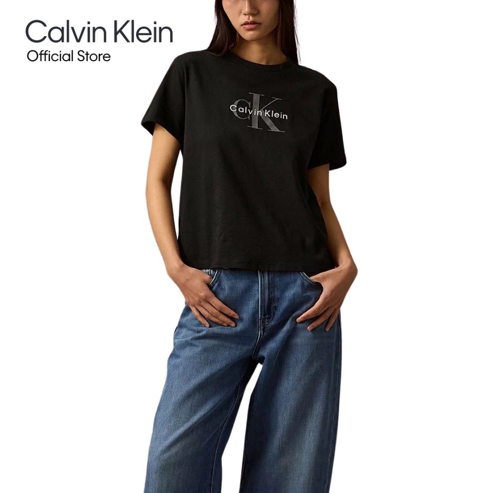 CALVIN KLEIN เสื้อยืดคอกลมแขนสั้นผู้หญิง Monogram Logo ทรง Regular รุ่น 47B864G UB1 - สีดำ