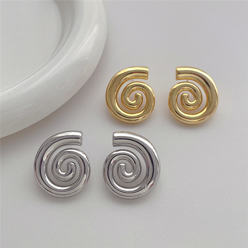 Retro Gold โลหะบุคลิกภาพ Conch ต่างหูผู้หญิงเครื่องประดับเรขาคณิตไม่สม่ำเสมอของขวัญ