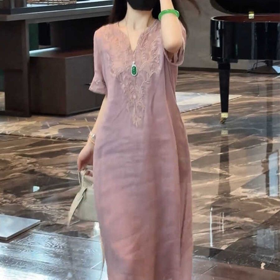 ผ้าฝ้ายและผ้าลินินชุดเดรสคอวีปักลายสไตล์จีนแบบใหม่สําหรับผู้หญิงในฤดูร้อน 2025 ชุดเดรสยาวทรงหลวมและลดอายุ