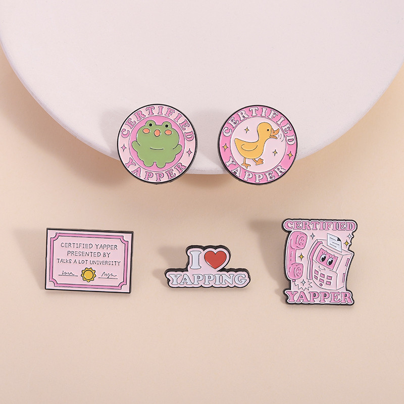 ได้รับการรับรอง Yapper Creative เคลือบ Pin สัตว์น่ารักป้ายโลหะ I Love Yapping สีชมพู เข็มกลัดกระเป๋า