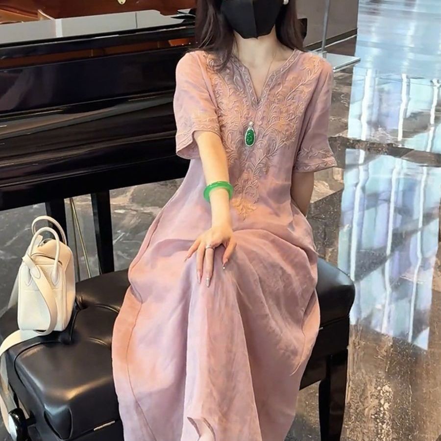 ผ้าฝ้ายและผ้าลินินชุดเดรสคอวีปักลายสไตล์จีนแบบใหม่สําหรับผู้หญิงในฤดูร้อน 2025 ชุดเดรสยาวทรงหลวมและลดอายุ - รูปที่ 2