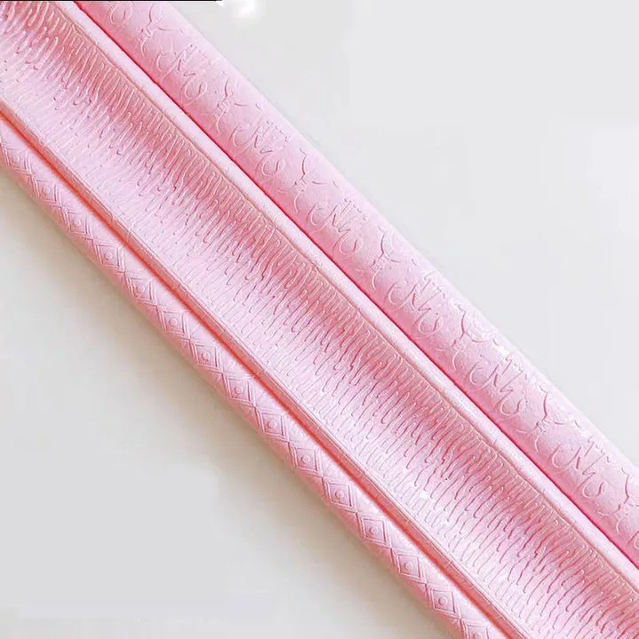 2.3เมตร3ง เส้นรอบรูปแบบวอลล์เปเปอร์ตกแต่งสายตกแต่งกาวในตัวกันน้ําห้องรับแขกทีวีพื้นหลังกําแพงชายแดน