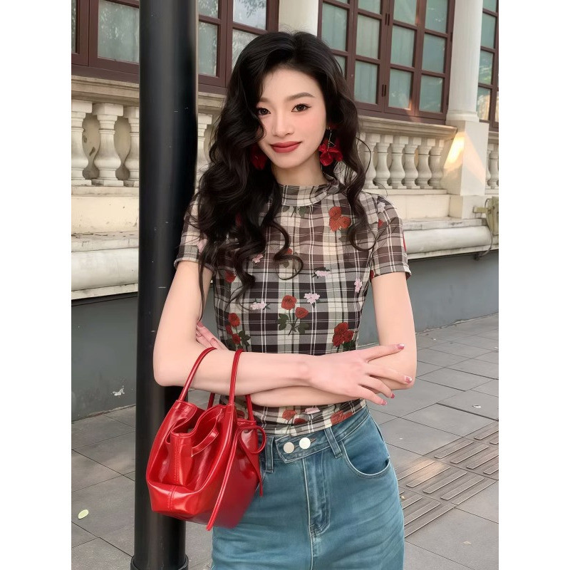 พร้อมสต็อก จัดส่งที่รวดเร็ว ท็อปส์สำหรับผู้หญิงในฤดูร้อน เสื้อยืดสไตล์ฮ่องกงย้อนยุค แขนสั้น สไตล์ตะวันตก ขนาดเล็ก