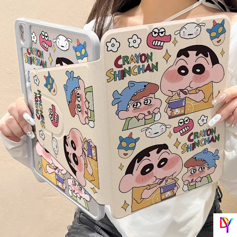 เคส iPad หมุนได้ 360 องศา + ช่องเสียบปากกาสําหรับ iPad 2025 Gen11/ gen7/8/9 10.2/ Pro2024 M4 Gen10 อะคริลิค Air1/2 gen5/6 9.7 Air4 Air5 6 Air7 M3 10.9 Pro11 การ์ตูน Shin-chan