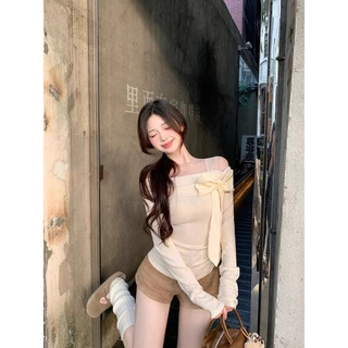 Fariy🍒คลังสินค้าพร้อม🍒 เสื้อสเวตเตอร์แขนยาวผูกโบว์ไหล่ข้างเดียวสไตล์ฝรั่งเศสสำหรับผู้หญิงในฤดูใบไม้ผลิและฤดูใบไม้ร่วง เสื้อท่อนบนเปิดไหล่เข้ารูป