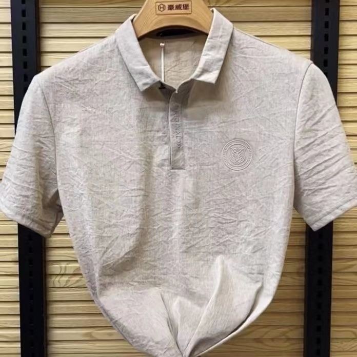 2025 เสื้อยืดแขนสั้นผู้ชายผ้าไหมน้ำแข็งเสื้อโปโลฤดูร้อนธุรกิจบุรุษกลางวัยสีทึบปกขนาดใหญ่ [อ่าน