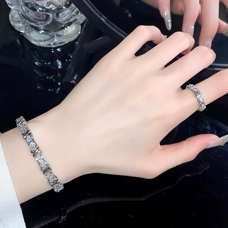 DÉ TUA Niche Design Feel Full Diamond Zircon All-Match เปิดสร้อยข้อมือเวอร์ชั่นเกาหลี ins สไตล์สุภาพสตรีสร้อยข้อมือ