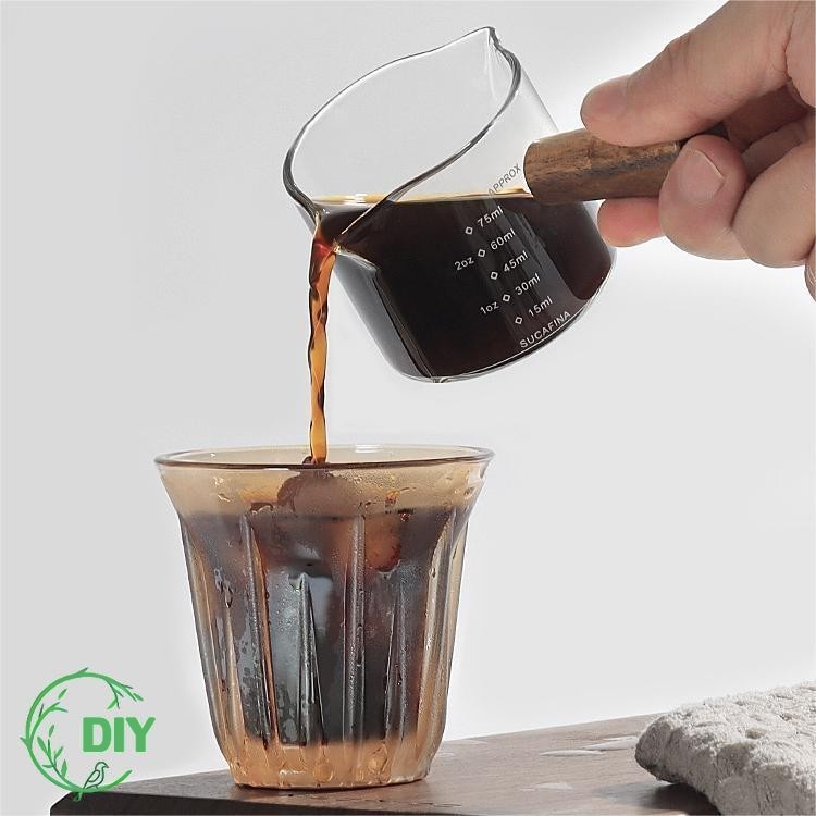 แก้วตวง กาแฟ กาแฟ ด้าม ไม้ พร้อมด้ามจับไม้ milk cup  75ml นำเสนอในร้านกาแฟระดับไฮเอนด์