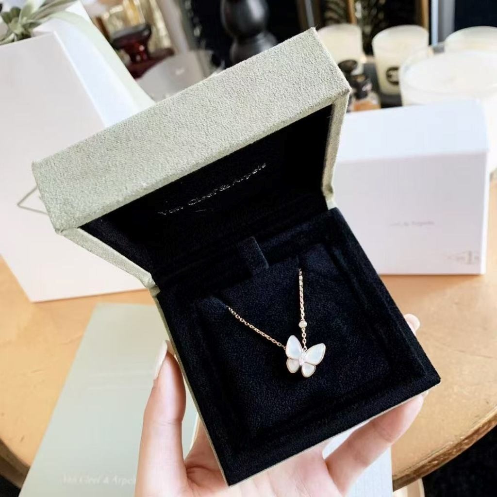 สร้อยคอ Van Cleef & Arpels แบบผีเสืьอ ทำจาก metal โรสโกลด์สีขาว 18K