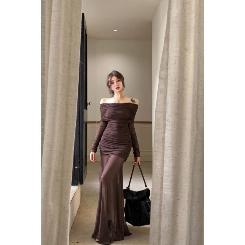 ** 2025 Pure Desire สีกาแฟไหล่เดียวแขนยาวชุดฤดูใบไม้ร่วงแฟชั่นฤดูหนาวแคบ-เอวจีบผ้าโปร่ง Slim-Fit กระโปรงยาวผู้หญิง *