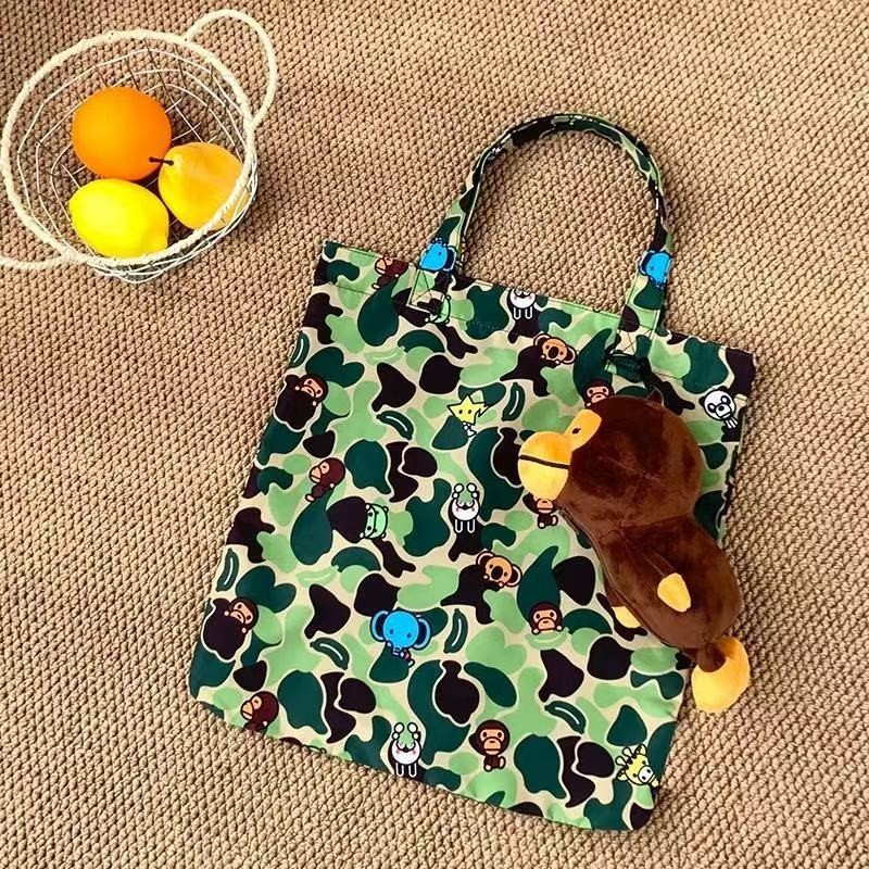 กระเป๋าโท้ตลายพรางสีเขียวคลาสสิกพร้อมตุ๊กตาการ์ตูนลิงน้อย - รูปที่ 3