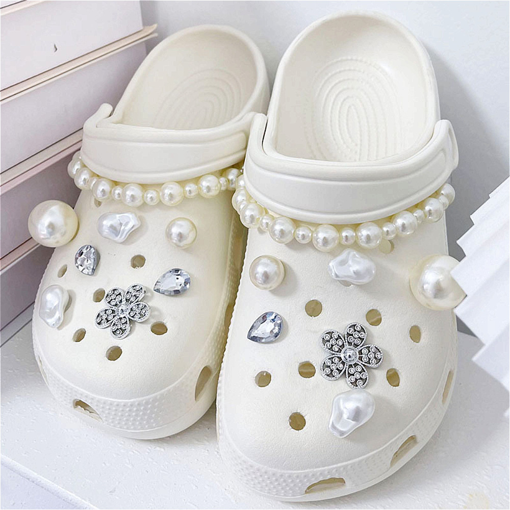 ปุ่มตกแต่งรองเท้า Crocs อุปกรณ์ DIY ดอกไม้รองเท้า ดอกไม้ ins โซ่ไข่มุก อารมณ์ ปุ่มรองเท้าอะคริลิคที่ถอดออกได้