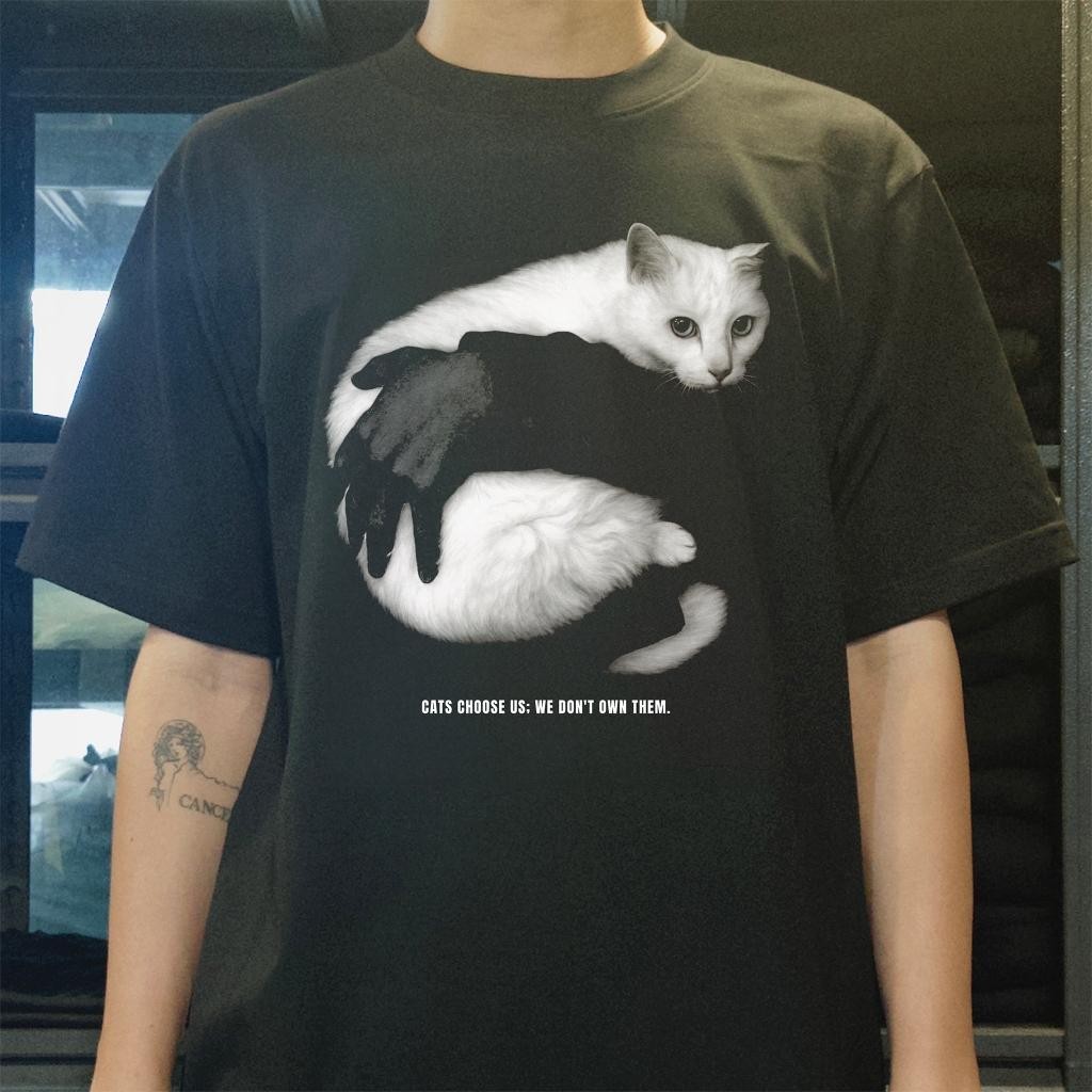 (จัดส่งตลอด 24 ชั่วโมง)เสื้อยืด Oversize เสื้อยืดลายแมวสีขาวบนพื้นดำ CATS CHOOSE US ใส่ได้ทุกวัน ผ้า