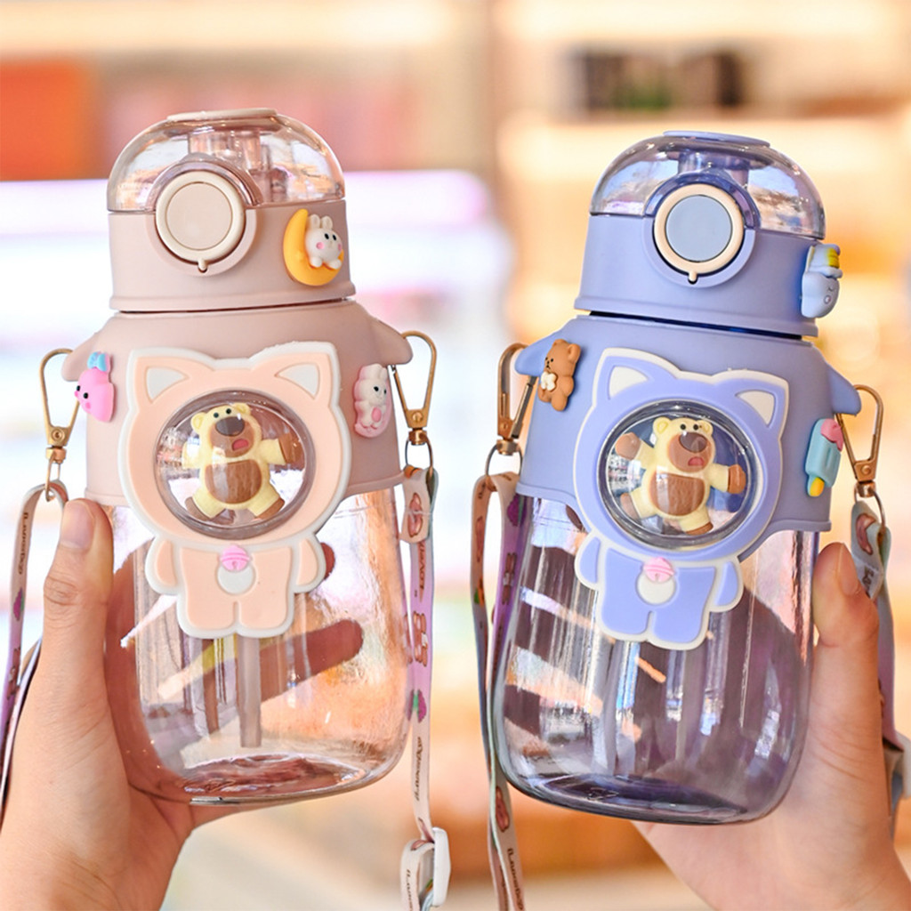 กระติกน้ําเด็ก ขวดน้ําหลอดดูดป๊อปอัพลายการ์ตูนน่ารักๆ 680ml แถมฟรีสติ๊กเกอร์ 3D สุดน่ารัก พร้อมสายคล้องมือ
