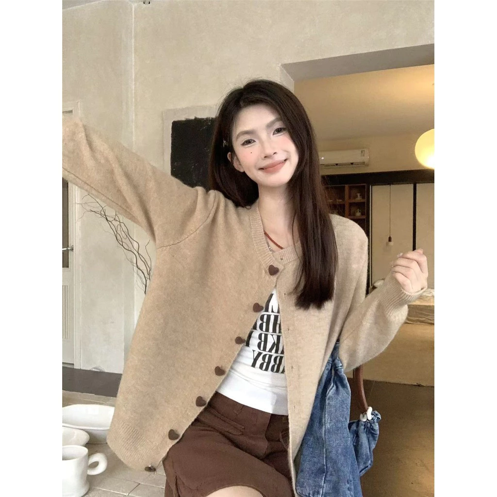 คาร์ดิแกนถักปุ่มหัวใจสไตล์หวานอ่อนโยนสำหรับผู้หญิง เสื้อสเวตเตอร์คอกลมใหม่ที่นุ่มสบาย เสื้อโค้ทสั้นสำหรับฤดูใบไม้ร่วง ต้องมี D3P8 5AKU