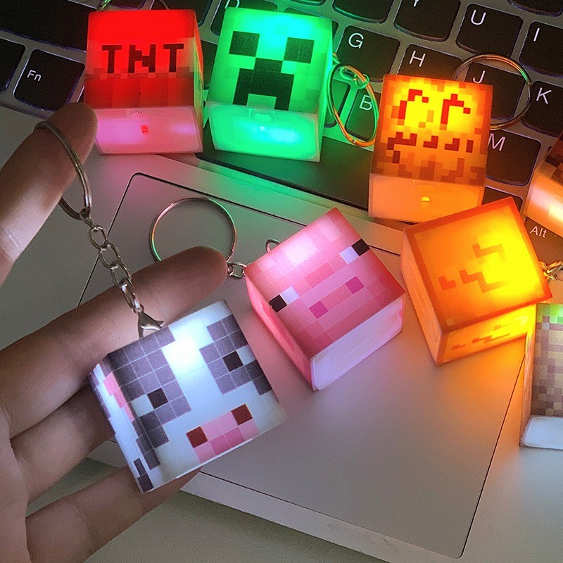 การ์ตูน LED เรืองแสงพิกเซลสแควร์พวงกุญแจสําหรับอุปกรณ์เสริมกระเป๋าแฟชั่นเกม Gamer Key Chain เครื่องประดับ Retro ของขวัญ Keyrings