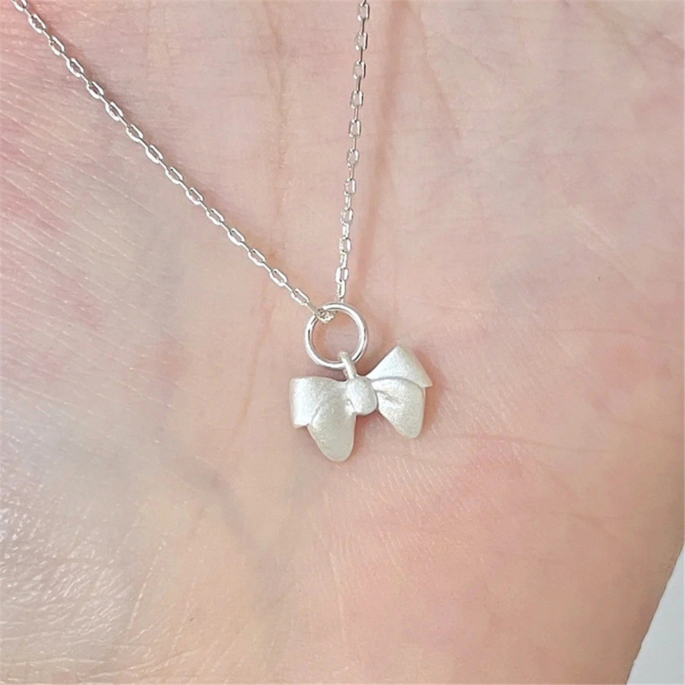 Retro Silver Matte Bow สร้อยคอน่ารักสำหรับสาวๆ Simple Clavicle Chain ของขวัญวันเกิดและ.party สไตล์เกาหลี ราคา ถูกที่สุด ดีลบีเคเค แกลเลอรีภาพที่ 4