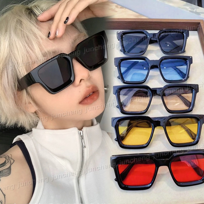 เกาหลี ไม่จํากัดเพศ แว่นตากันแดดทรงสี่เหลี่ยมย้อนยุคสําหรับผู้หญิงผู้ชายแฟชั่นเลนส์สีแดงสีคู่แว่นตาขับรถกลางแจ้ง ยูวี ความต้านทาน