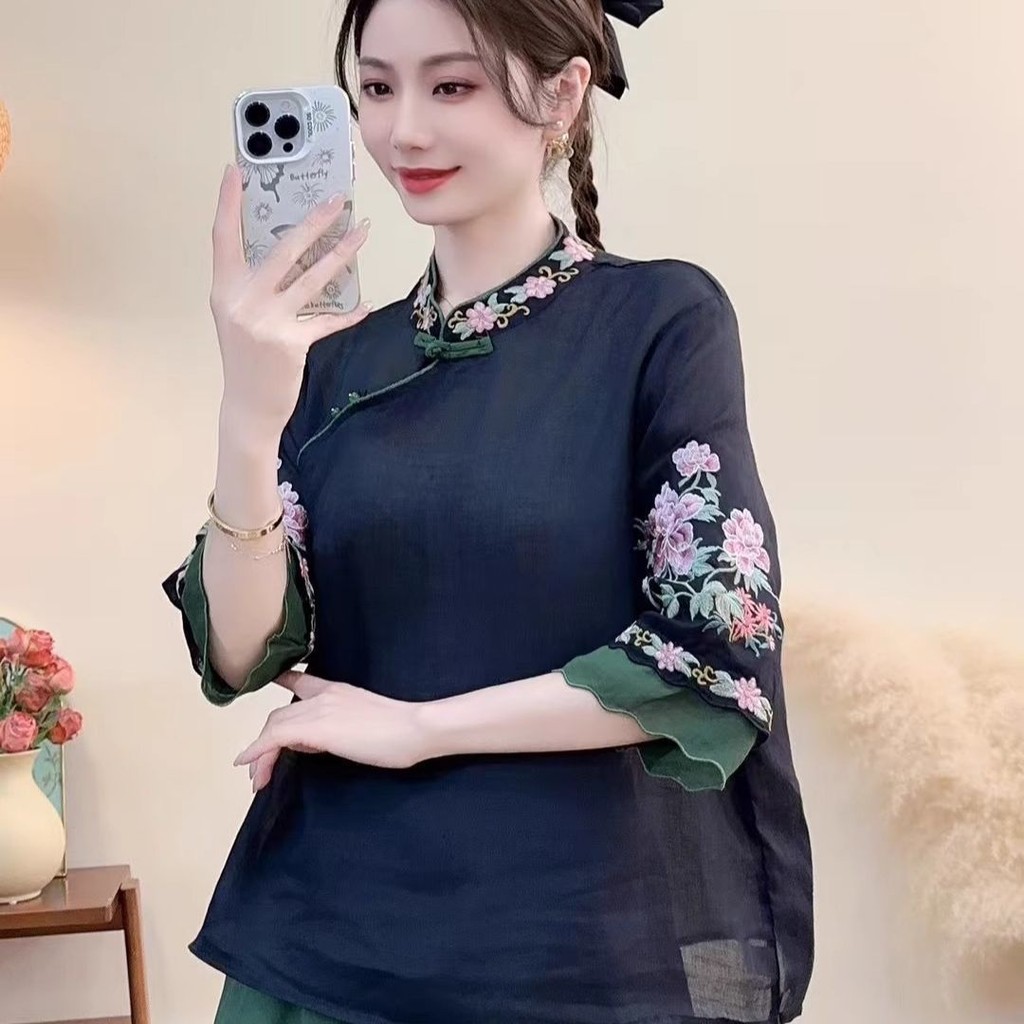 ใหม่สไตล์จีน เสื้อเชิ้ตคอปกฤดูร้อนแฟชั่นใหม่ชาติพันธุ์ย้อนยุคผ้าฝ้ายลินินผู้หญิงปุ่มจานปักไม่สมมาตรบล็อกสีบางระบายอากาศสบายหลวมหลากหลายเสื้อชาสไตล์