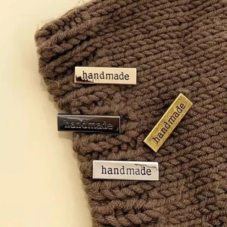 LIWEKI 10 ชิ้นโลหะ Handmade ป้ายสี่เหลี่ยมผืนผ้าโลหะผสมสังกะสี Hand Made ตัวอักษรป้าย DIY เสื้อผ้าอุปกรณ์เย็บผ้า Y6Z9