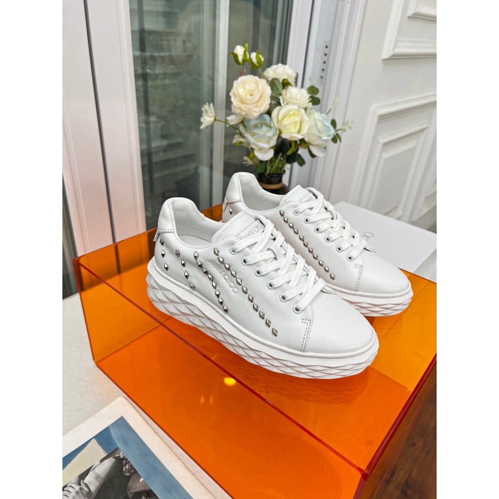 Jimmy CHOO 2025 ฤดูใบไม้ผลิแฟชั่นผู้หญิงใหม่รองเท้าผ้าใบลําลองหนังพื้นหนาต่ํา