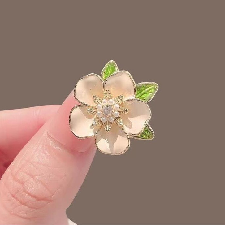 Elegant Gardenia เข็มกลัดดอกไม้ All-Match Niche Design Feel Anti-glare Buckle High-End Corsage