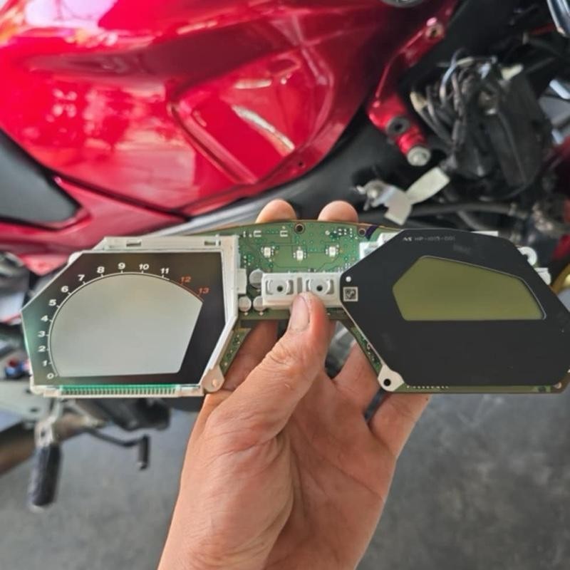 ชุดซ่อมเรือนไมล์ Honda CBR650 แบบฟิล์ม 2 แผ่น บนล่าง  แยกขาย ซ้ายขวา ขนาดไม่เท่ากันมีเขียน บอก บน-ล่าง ง่ายต่อการติดตั้ง