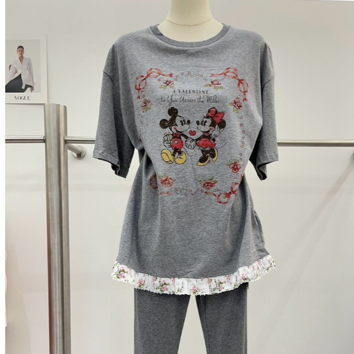 B2 TEEDA 0010 เสื้อตัวยาว มิกกี้สีเทา  ชายเสื้อแต่งผ้าอัดกลีบลายดอก