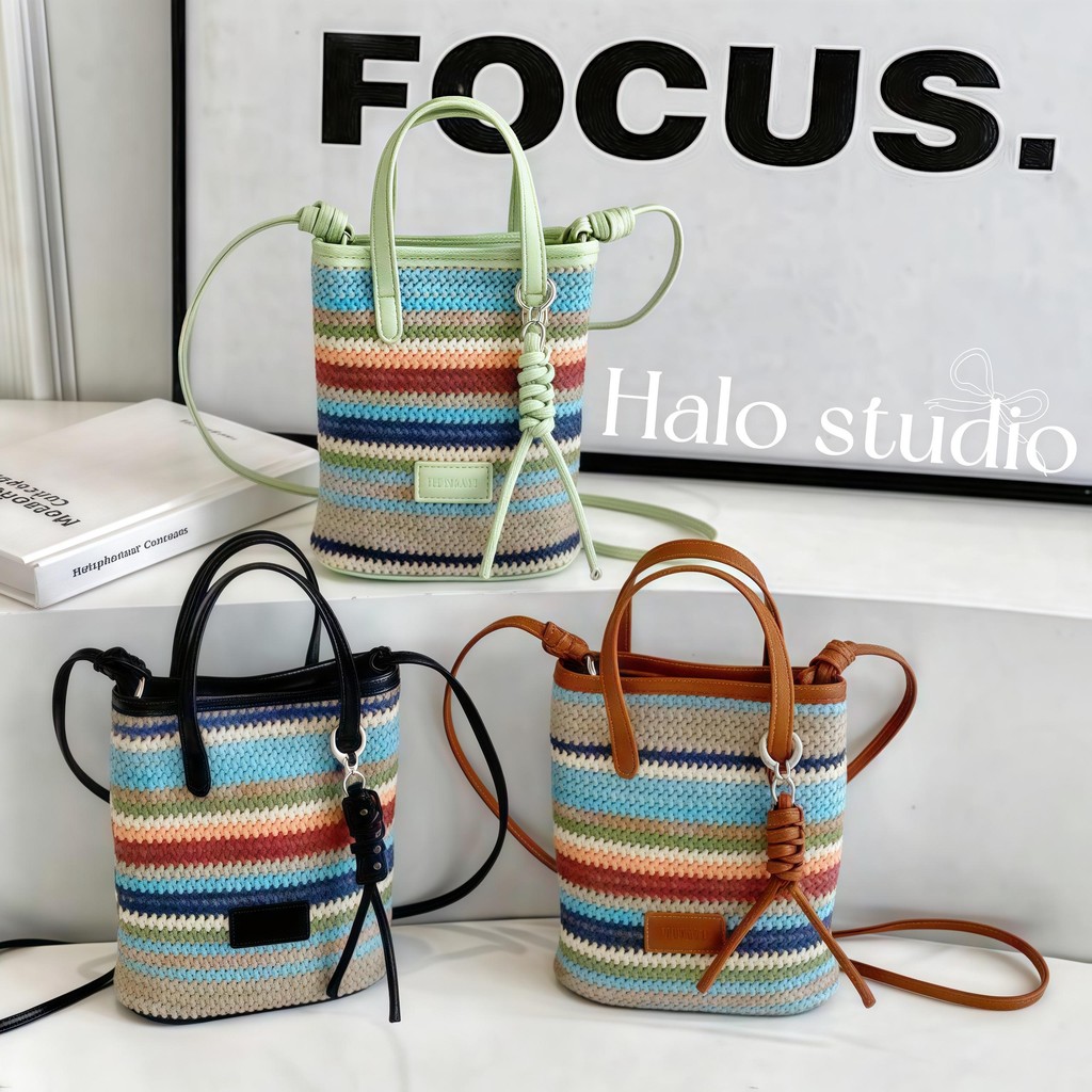 Halo studio พร้อมส่ง  กระเป๋าถือสานทรงแมสเซนเจอร์สำหรับผู้หญิง รุ่นยอดนิยม 2025 แบบใหม่ กระเป๋าใส่โทรศัพท์มือถือ กระเป๋าเดินทาง สะพายข้าง อเนกประสงค์