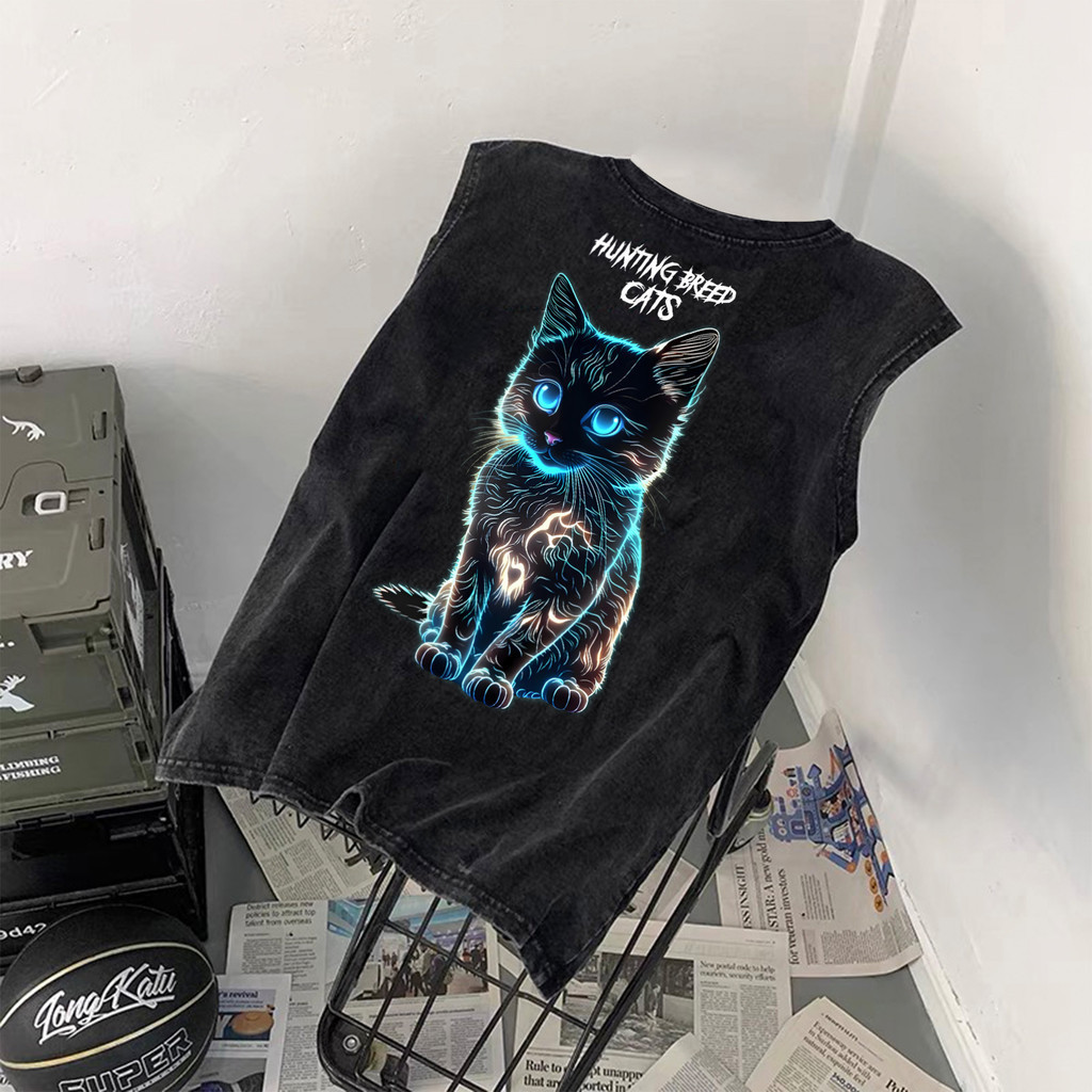 Y-T😾เสื้อยืดแขนกุด ผ้าคอตตอน 100% ลาย "HUNTING CAT" เสื้อกั๊กชาย สกรีนลาย ใส่สบาย ไม่หด เสื้อเชิ้ตสตรีทสไตล์เก๋ๆ เท่ๆ