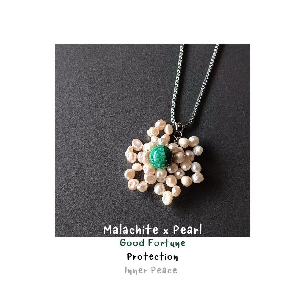 สร้อยจี้ดอกเดซี่ Malachite + Pearl Necklace (เสริมความมงคล โชคลาภ ทำความสะอาด Aura สมดุล Yin Yang)