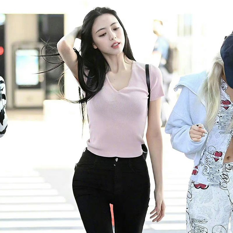 เกาหลี Shin Youna สีชมพูเสื้อยืดผู้หญิง V คอผ้าไหมน้ําแข็งเสื้อกันหนาวแขนสั้นบาง Slim-fit สั้นสไตล์ 