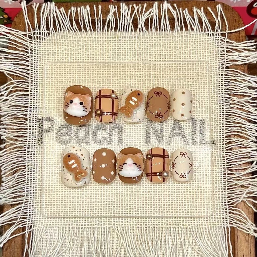 HANDMADEPress On Nails Set เล็บปลอมแบบใช้ซ้ําได้ เล็บสั้น Shining เล็บปลอมการ์ตูน Cat & Fish Nail Sticker Nail Art ฟรีกาวเยลลี่รวมเล็บเจลสําเร็จรูปแท้ 100%